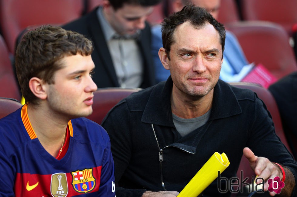 Jude Law disfrutando junto a su hijo del Clásico en el Camp Nou