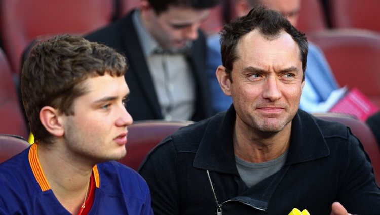 Jude Law disfrutando junto a su hijo del Clásico en el Camp Nou