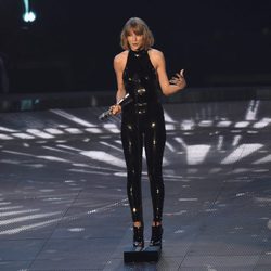 Taylor Swift agradeciendo su premios en los iHeartRadio Music Awards 2016