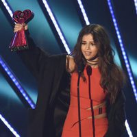 Selena Gomez recibiendo el Premio iHeartRadio Music 2016