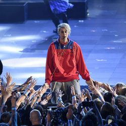 Justin Bieber durante su actuación en los Premios iHeartRadio Music 2016