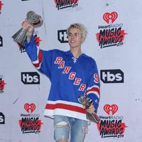 Justin Bieber posando con su Premio iHeartRadio Music 2016