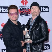  U2 posando con su Premio iHeartRadio Music 2016