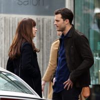 Dakota Johnson y Jamie Dornan se miran en el rodaje de 'Cincuenta sombras más oscuras'