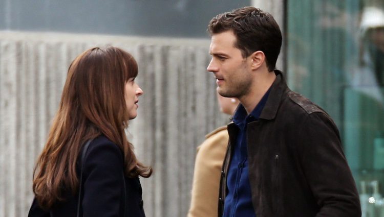 Dakota Johnson y Jamie Dornan se miran en el rodaje de 'Cincuenta sombras más oscuras'