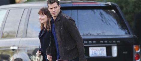 Dakota Johnson y Jamie Dornan caminan de la mano en el rodaje de 'Cincuenta sombras más oscuras'