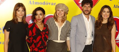 Michelle Jenner, Inma Cuesta, Emma Suárez, Dani Grao y Adriana Ugarte en la presentación de 'Julieta' en Barcelona