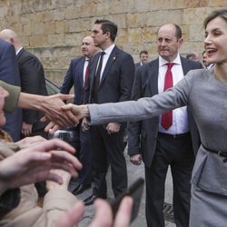 La Reina Letizia se da un baño de masas en Salamanca tras sus escándalos