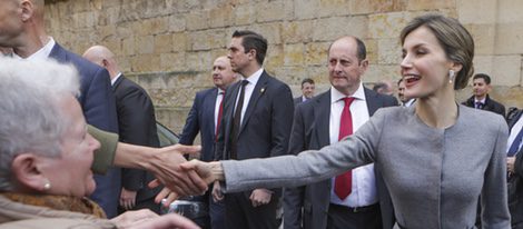 La Reina Letizia se da un baño de masas en Salamanca tras sus escándalos