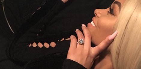 Blac Chyna posa sonriente junto a su anillo de compromiso 