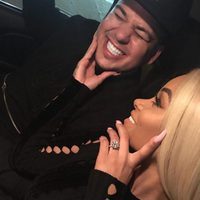 Blac Chyna posa sonriente junto a su anillo de compromiso 