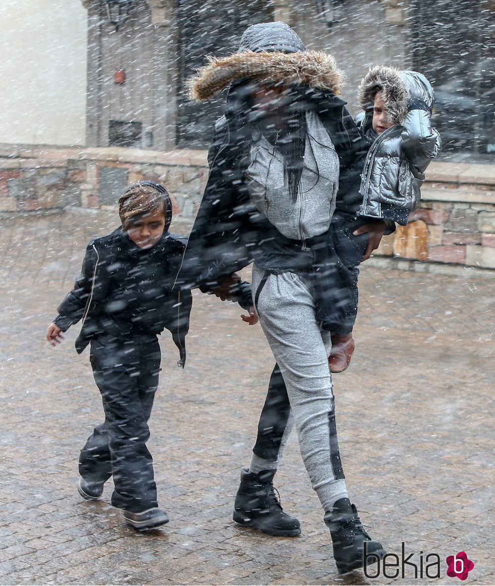 Kourtney Kardashian junto a sus hijos Penélope y Mason