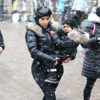 Kim Kardashian junto a North West en la nieve