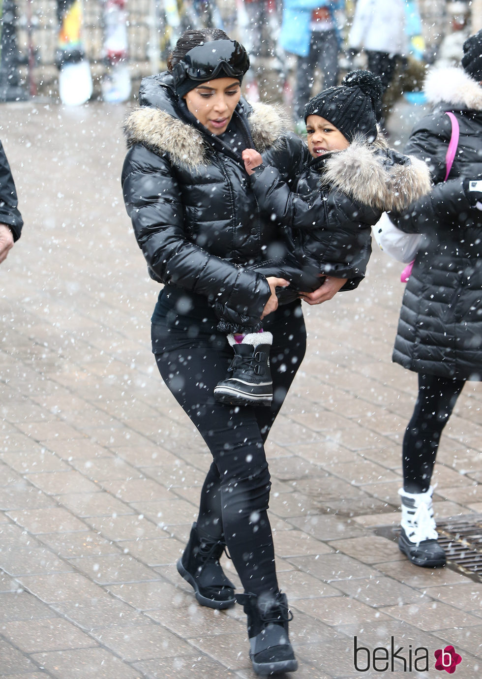 Kim Kardashian junto a North West en la nieve