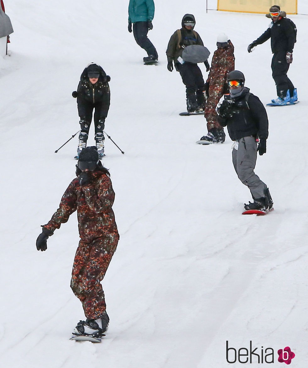 La familia Kardashian-Jenner esquiando en Colorado