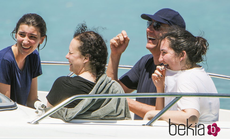 Clive Owen junto a su familia en Barbados