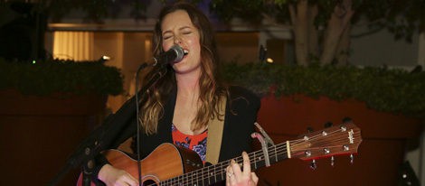 Leighton Meester actuando en un evento benéfico