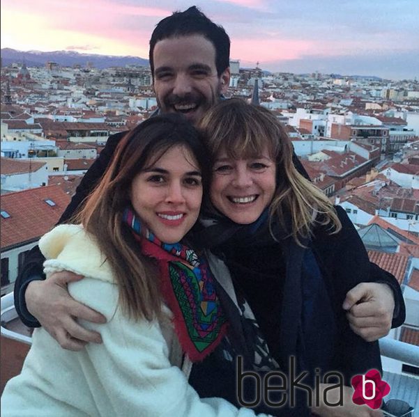 Adriana Ugarte, Emma Suárez y Javier Giner sonriendo abrazados 