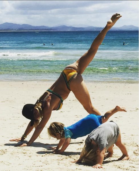 Elsa Pataky practicando yoga en la playa con sus hijos Sasha y Tristán