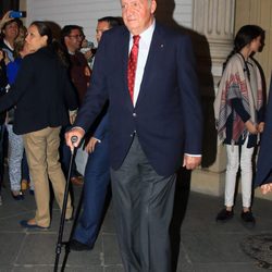 Rey Juan Carlos de Borbón saliendo de misa junto a la Infanta Elena en Sevilla