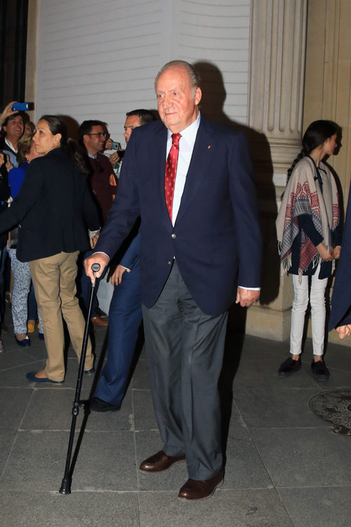 Rey Juan Carlos de Borbón saliendo de misa junto a la Infanta Elena en Sevilla