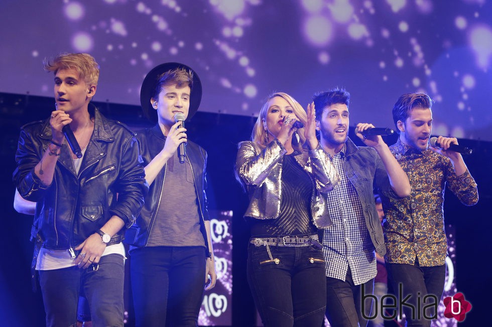 Auryn y Anastacia durante su actuación en la Noche de Cadena 100 en Madrid