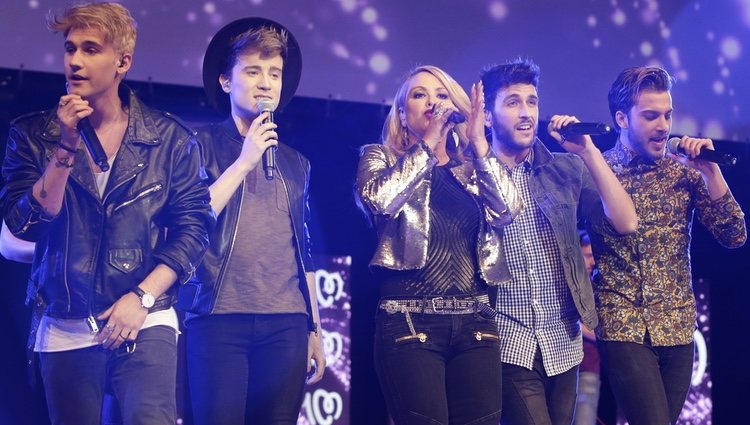 Auryn y Anastacia durante su actuación en la Noche de Cadena 100 en Madrid