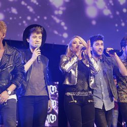 Auryn y Anastacia durante su actuación en la Noche de Cadena 100 en Madrid