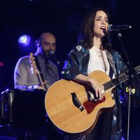 Julieta Venegas durante su actuación en la Noche de Cadena 100 en Madrid