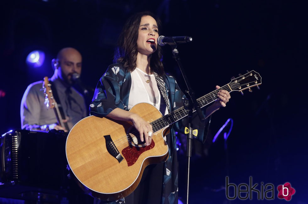 Julieta Venegas durante su actuación en la Noche de Cadena 100 en Madrid