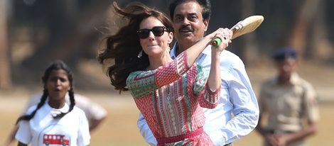 Kate Middleton juega a un partido de cricket con los niños en su viaje a la India