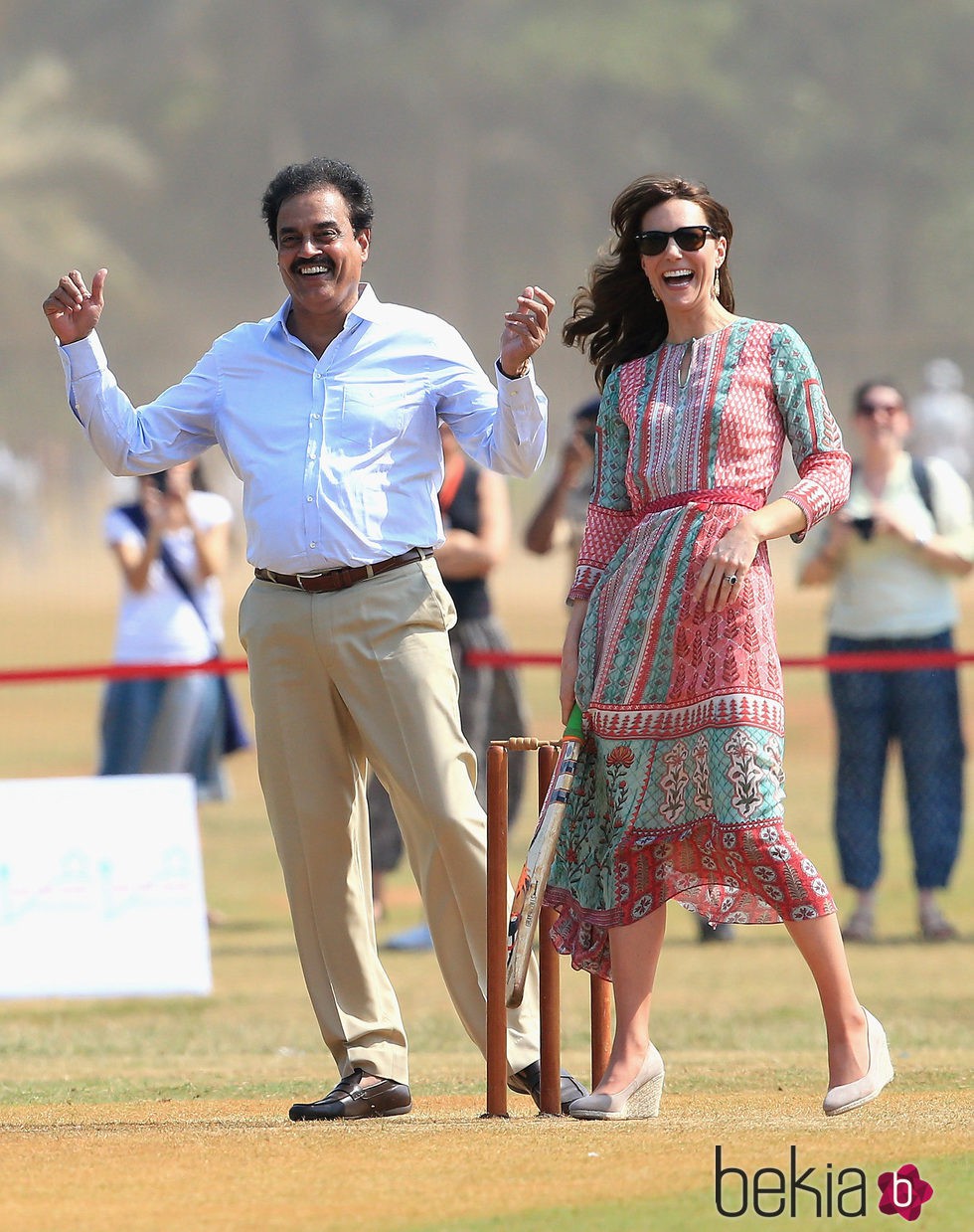 Kate Middleton se divierte jugando al cricket en su viaje a la India