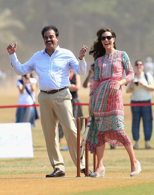 Kate Middleton se divierte jugando al cricket en su viaje a la India