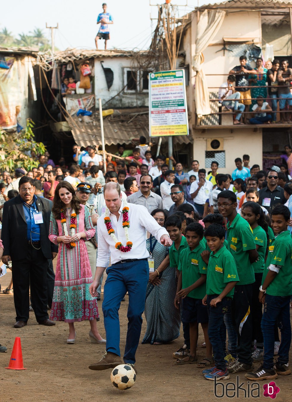 Príncipe Guillermo jugando al balón en su viaje a la India