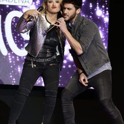 Anastacia en el escenario con Álvaro Gango de Auryn en la Noche de Cadena 100