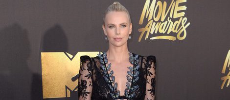 Charlize Theron en la alfombra roja de los MTV Movie Awards 2016