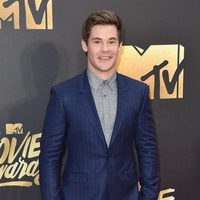 Adam DeVine en alfombra roja de los MTV Movie Awards 2016