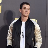 Miles Teller en alfombra roja de los MTV Movie Awards 2016