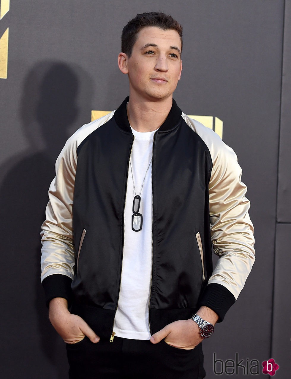 Miles Teller en alfombra roja de los MTV Movie Awards 2016