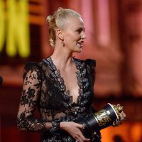 Charlize Theron recogiendo su Premio MTV Movie Awards 2016