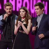 Zac Efron, Anna Kendrick y Adam LeVine presentando un premio MTV Movie Awards 2016