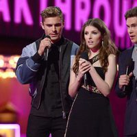 Zac Efron, Anna Kendrick y Adam LeVine presentando un premio MTV Movie Awards 2016