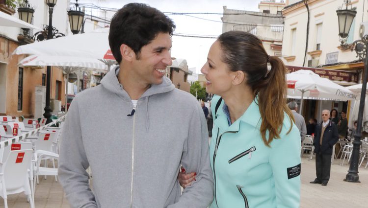 Eva González y Cayetano Rivera en una carrera solidaria en Coria del Río