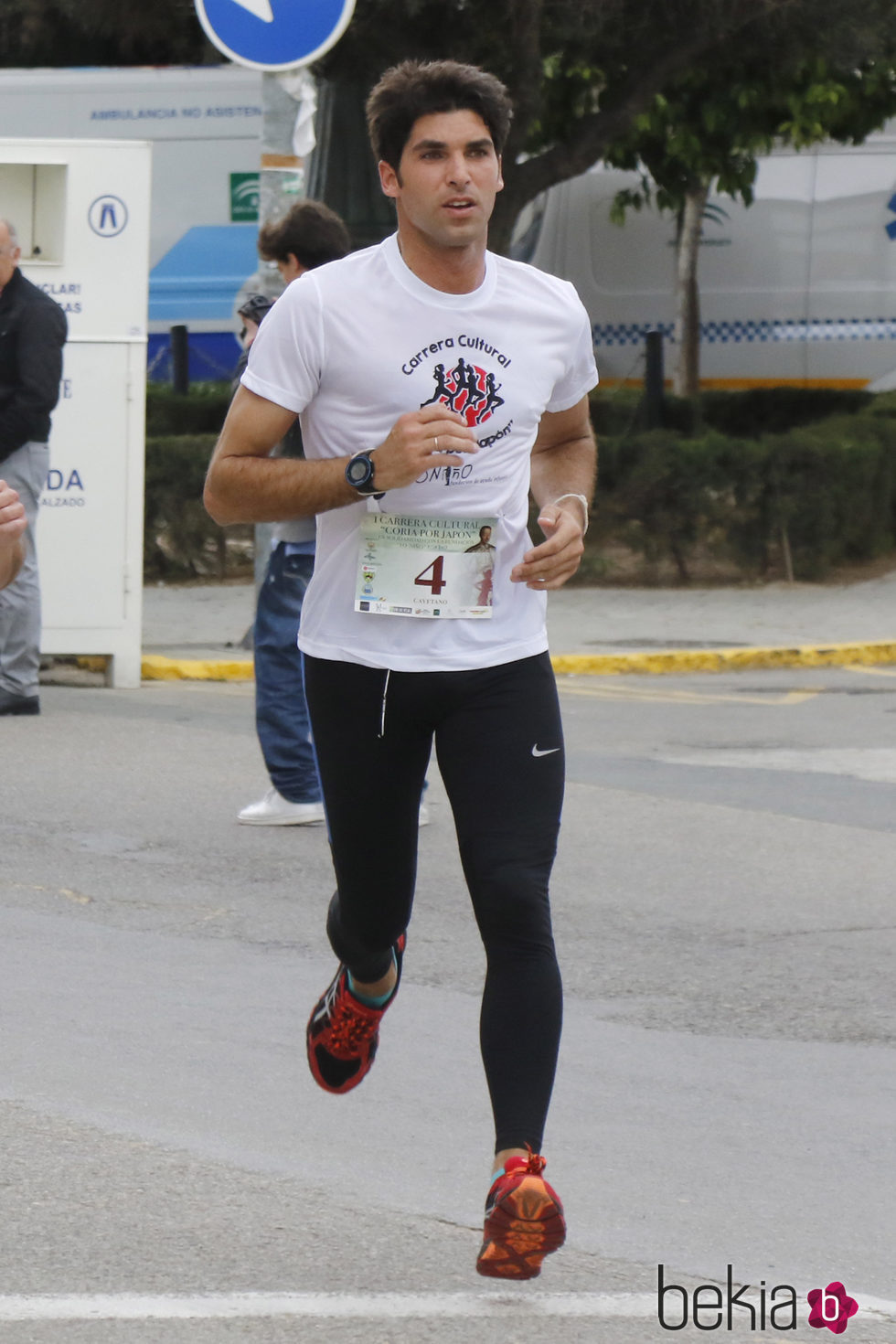 Cayetano Rivera participando en la carrera solidaria en Coria del Río