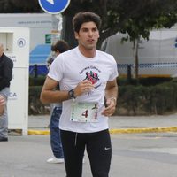 Cayetano Rivera participando en la carrera solidaria en Coria del Río