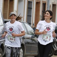 María José Suárez y Raquel Rodríguez participando en una carrera solidaria en Coria del Río