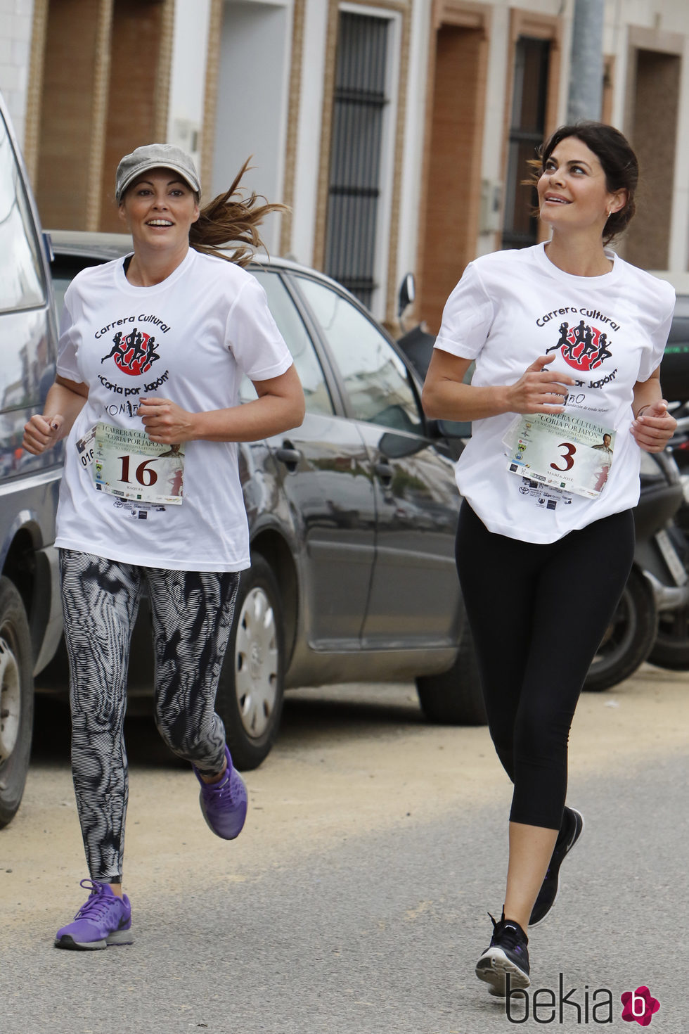 María José Suárez y Raquel Rodríguez participando en una carrera solidaria en Coria del Río