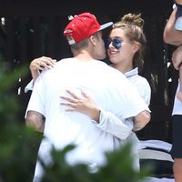 Justin Bieber en actitud cariñosa con Hailey Baldwin