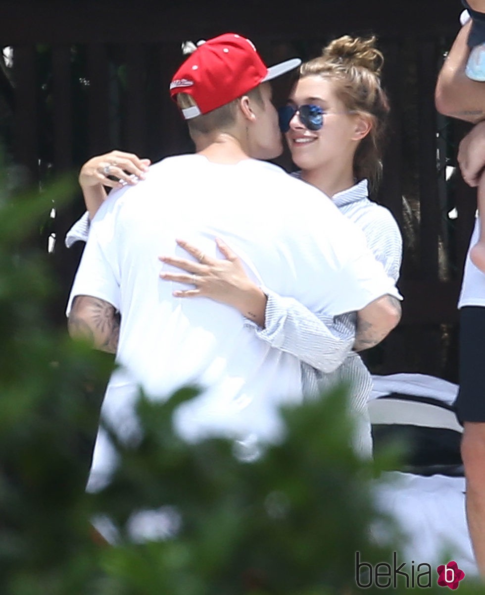 Justin Bieber en actitud cariñosa con Hailey Baldwin