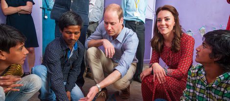 Los Duques de Cambridge jugando con unos jóvenes en Nueva Delhi